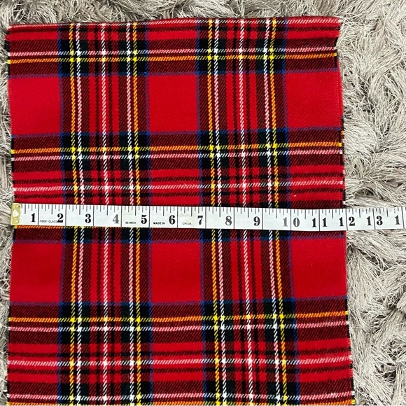 Le chateau unisex red multicoloured plaid made in Korea scarf. Used. - Picture 4 of 8
